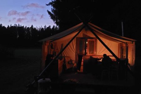 Grande cabane à la tombée de la nuit.jpg