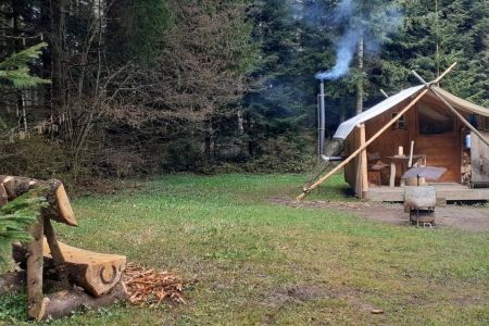 Petite cabae avec le banc.jpg